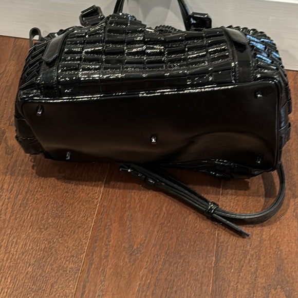 BURBERRY Black Patent Leather Cartridge Pleated Large Lowry Tote Bag - Picture 4 of 7